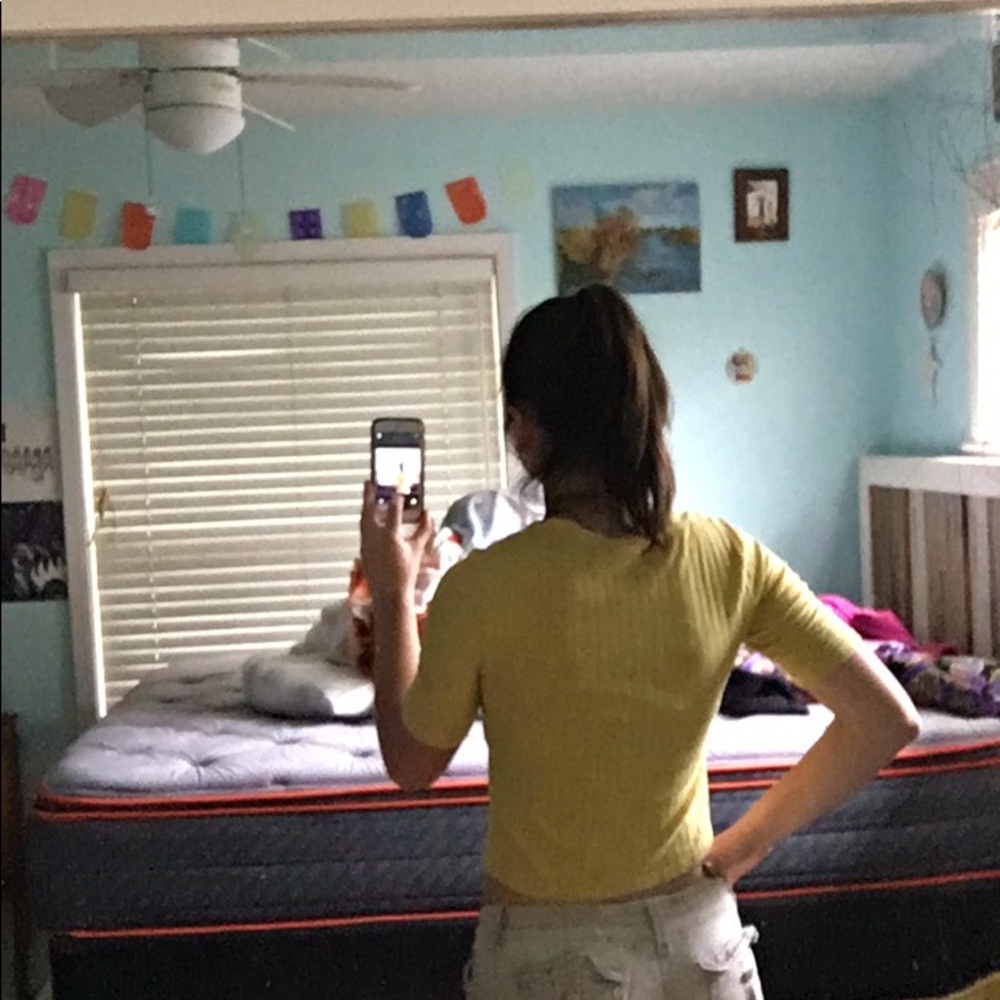 Cropped Yellow Top - Picture 3 of 4